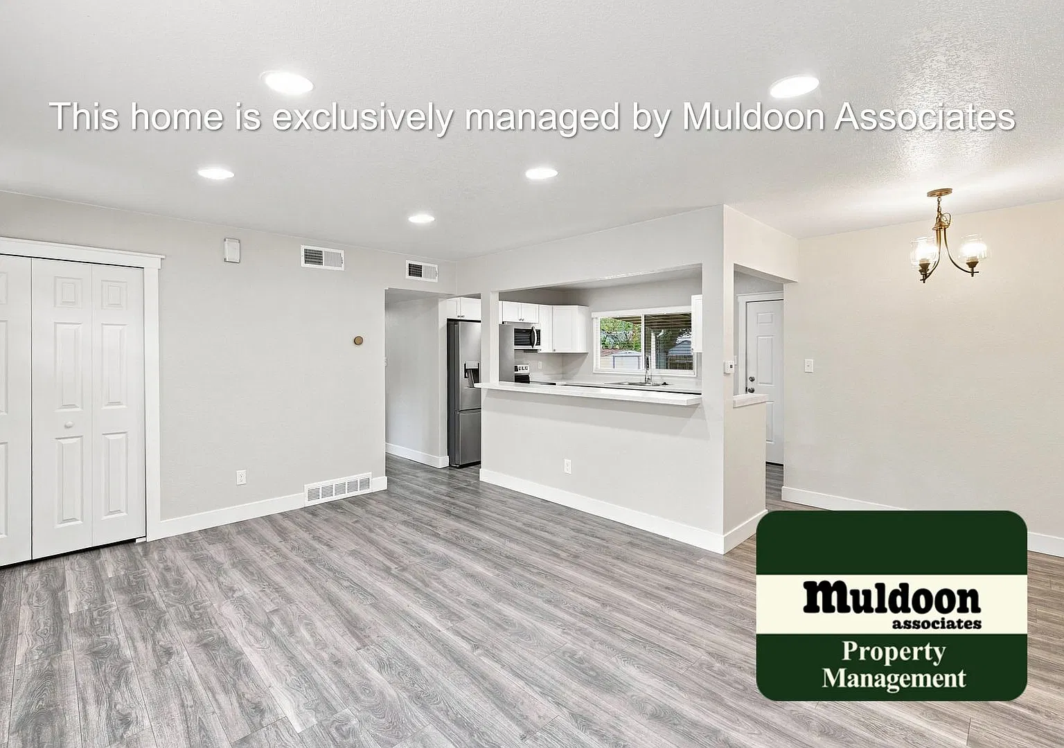Beautifully Remodeled Centrally located bungalow — Photo 4