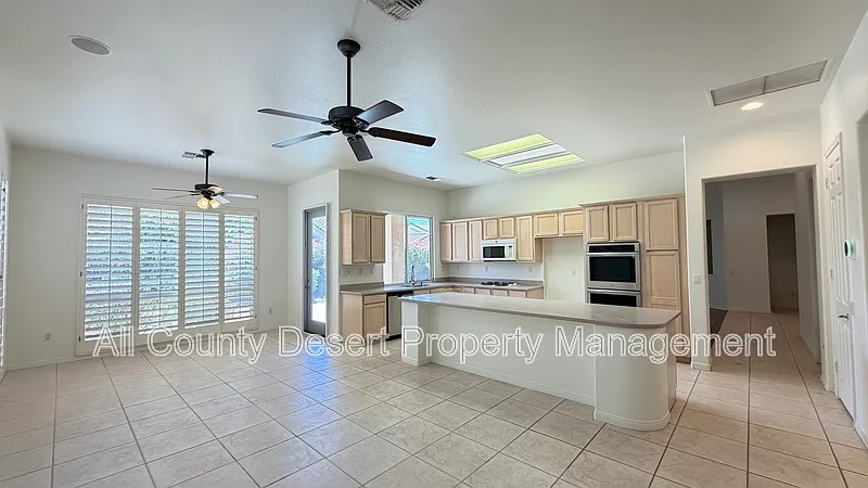 3 bed, 3.0 bath, 2323 sqft, $2,795 — Photo 3