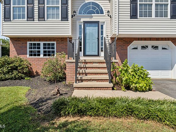 3rd image of 17 Taylor Ridge Ct