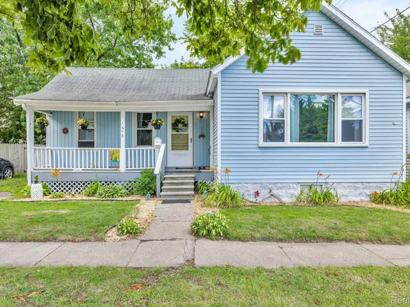 1615 8th St, Port Huron, MI 48060