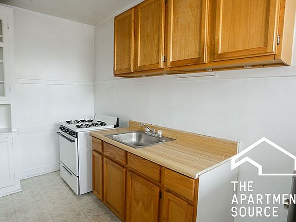 2nd image of 2612 W Gunnison St APT 2R