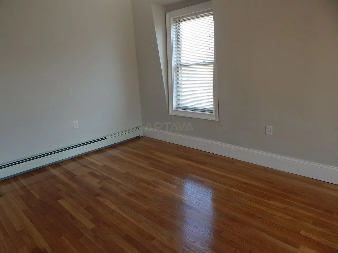 4 bed, 1.5 bath, 1000 sqft, $5,000 — Photo 3