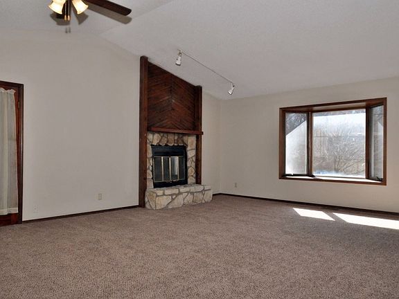 5th image of 302 Woodridge Ct