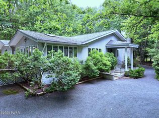 805 Falling Brook Ct, Hawley, PA 18428