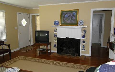 2nd image of 319 SW Short Ln