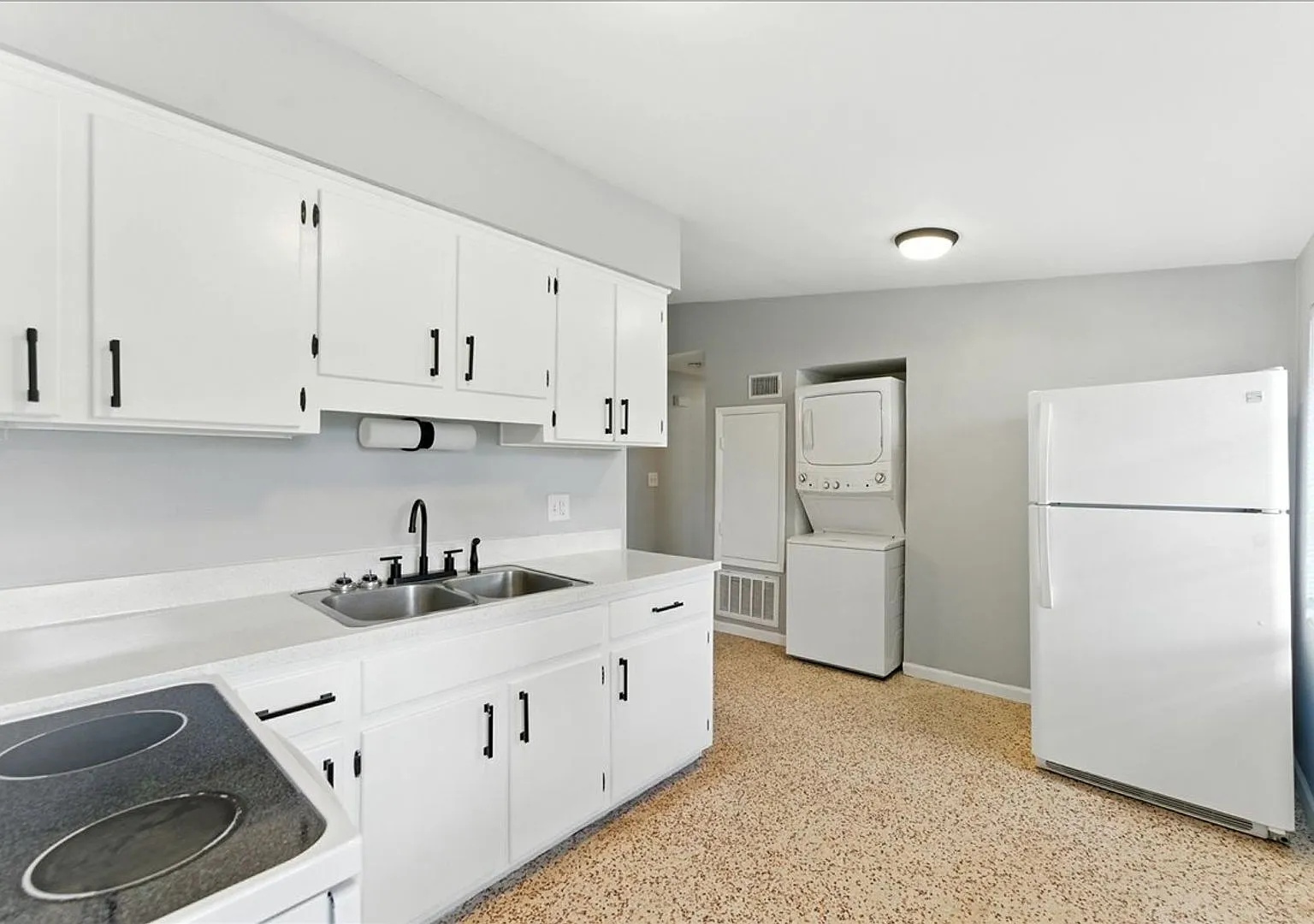 2 BR / 1 BA Duplex Near Mills 50 — Photo 3