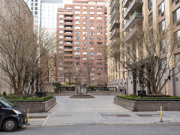 201 West 70th Street 24B image 15 of 15