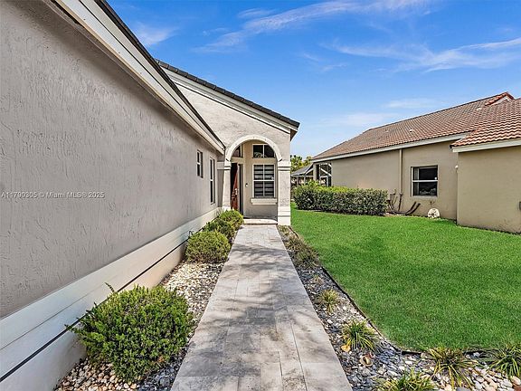 4th image of 700 Sand Creek Cir