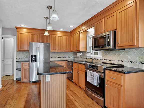 5th image of 42 Sewall Dr