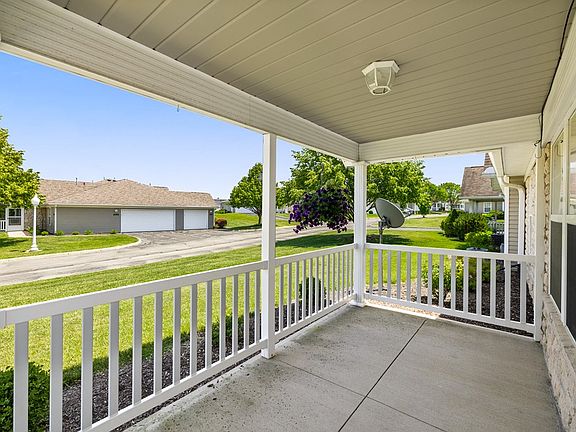 3rd image of 697 Scott Dr