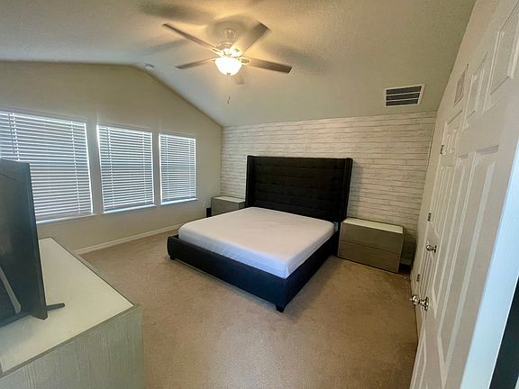 3rd image of 3521 Plainview Dr