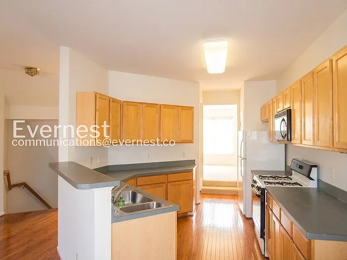 3 bed, 2.5 bath, 2300 sqft, $2,850 — Photo 2