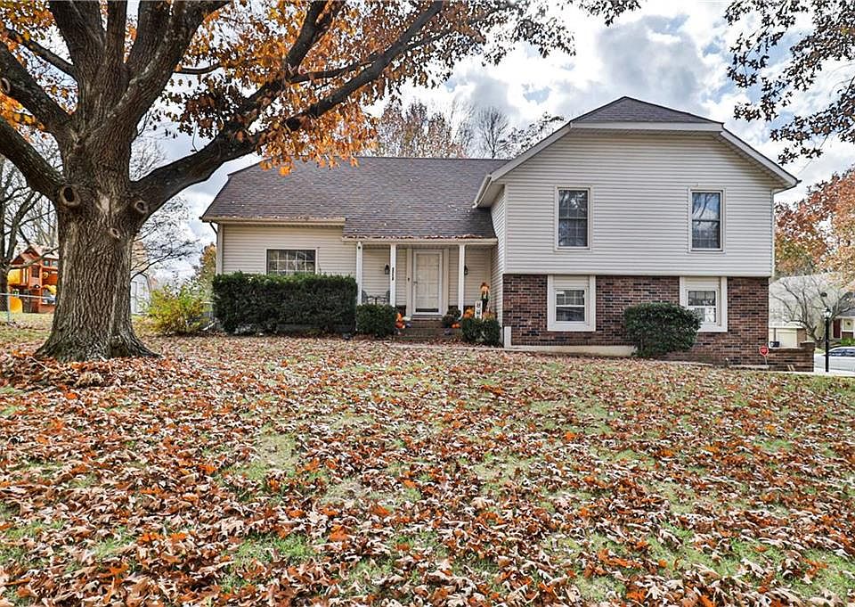 1st image of 3712 NW Briarwood Dr