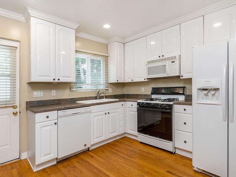 1st image of 226 Lyndon St