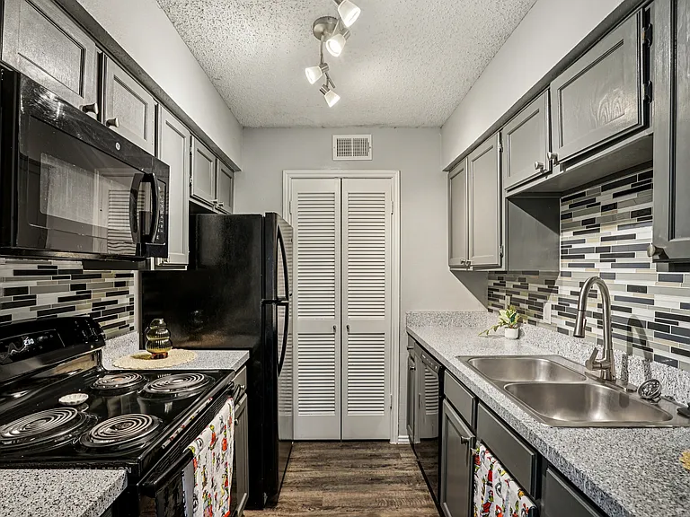 Evergreen Condominiums — Photo 27