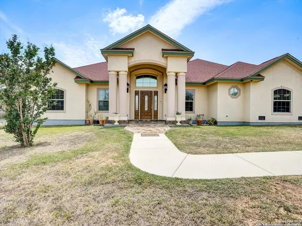 427 4th, Floresville, TX 78114
