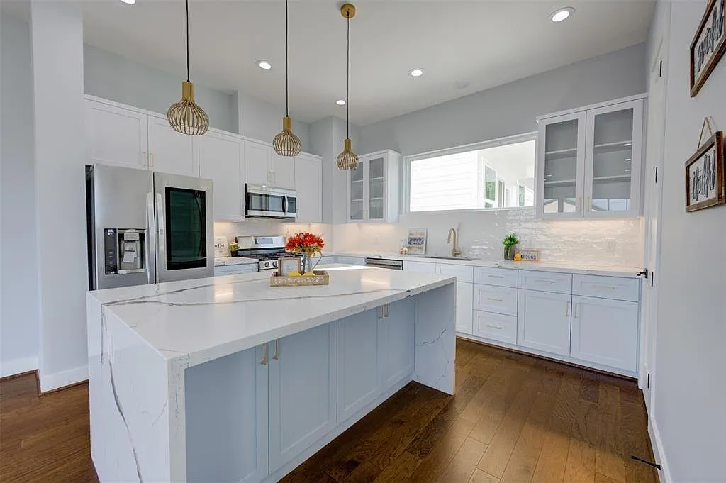 3 bed, 3.5 bath, 2410 sqft, $2,450 — Photo 4