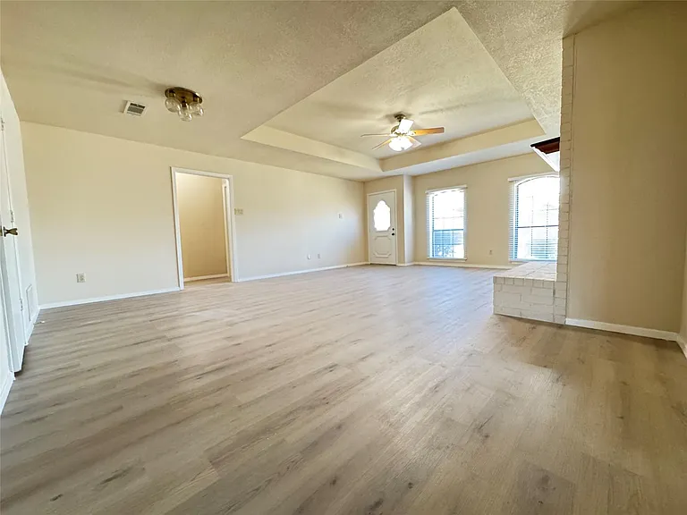 528 Post Oak Ln — Photo 4