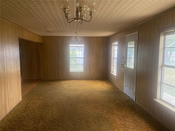 3rd image of 813 E Yoakum Ave
