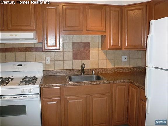 4th image of 25-02 High St APT E