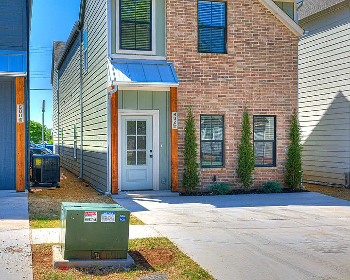612 W 2nd St #100 — Photo 7