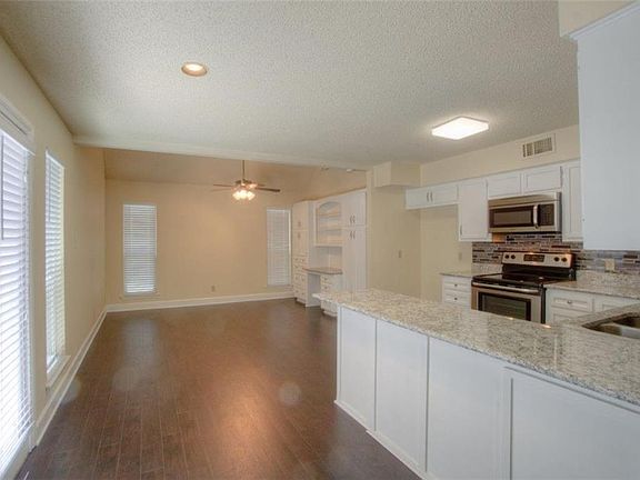 5th image of 2206 Crooked Oak Ct
