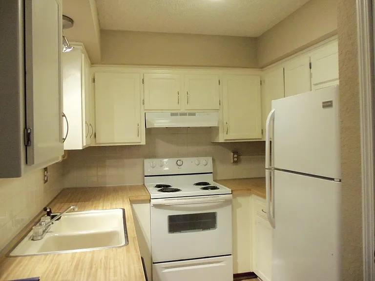 1414 Martway Cir #B — Photo 2