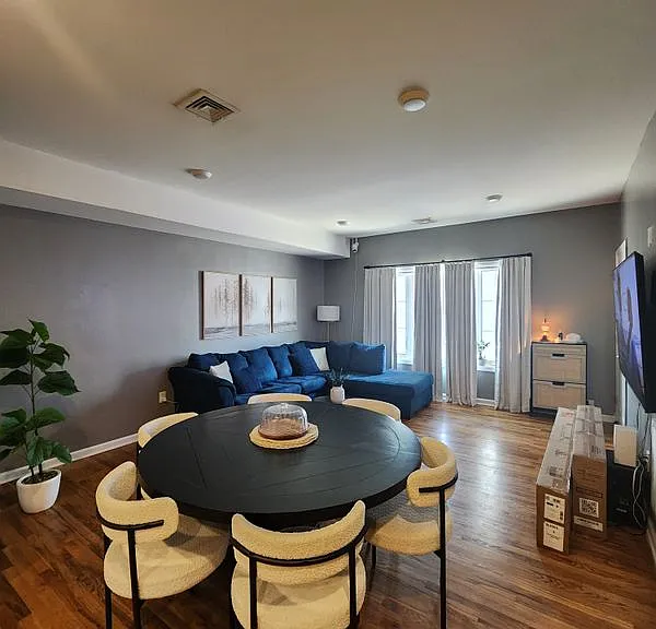 245 W Grand St #1RST — Photo 2