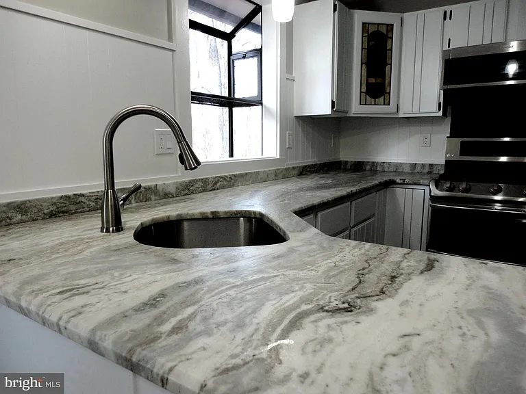 814 Rustic Ln — Photo 18