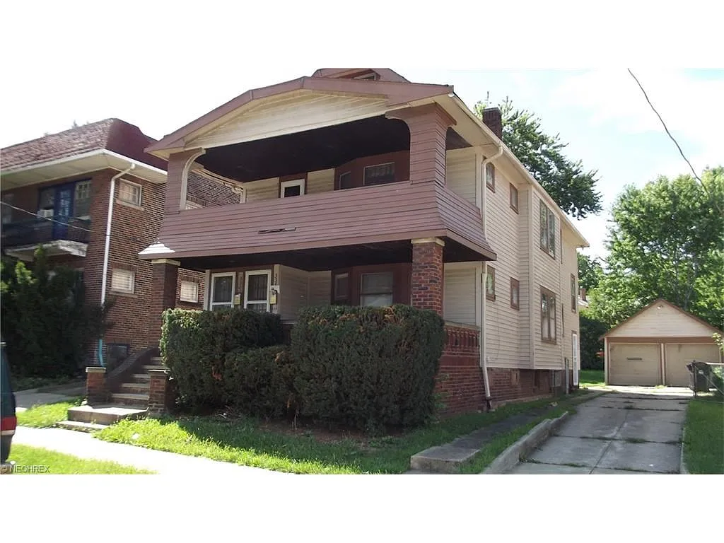 3382 W 105th St photo 1