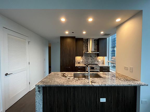 4th image of 472 W Chicago Ave #4