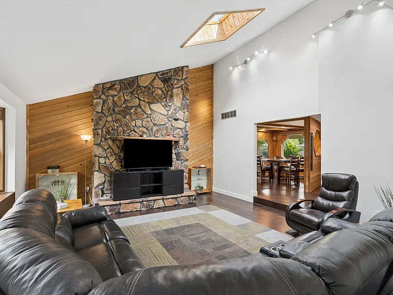 3573 NE Olympic St — Photo 9