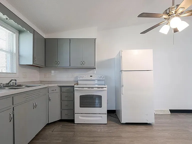 2129 1/2 S Scott Ave #A — Photo 3