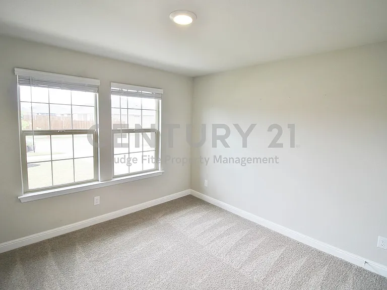 1449 Bennett Dr — Photo 9
