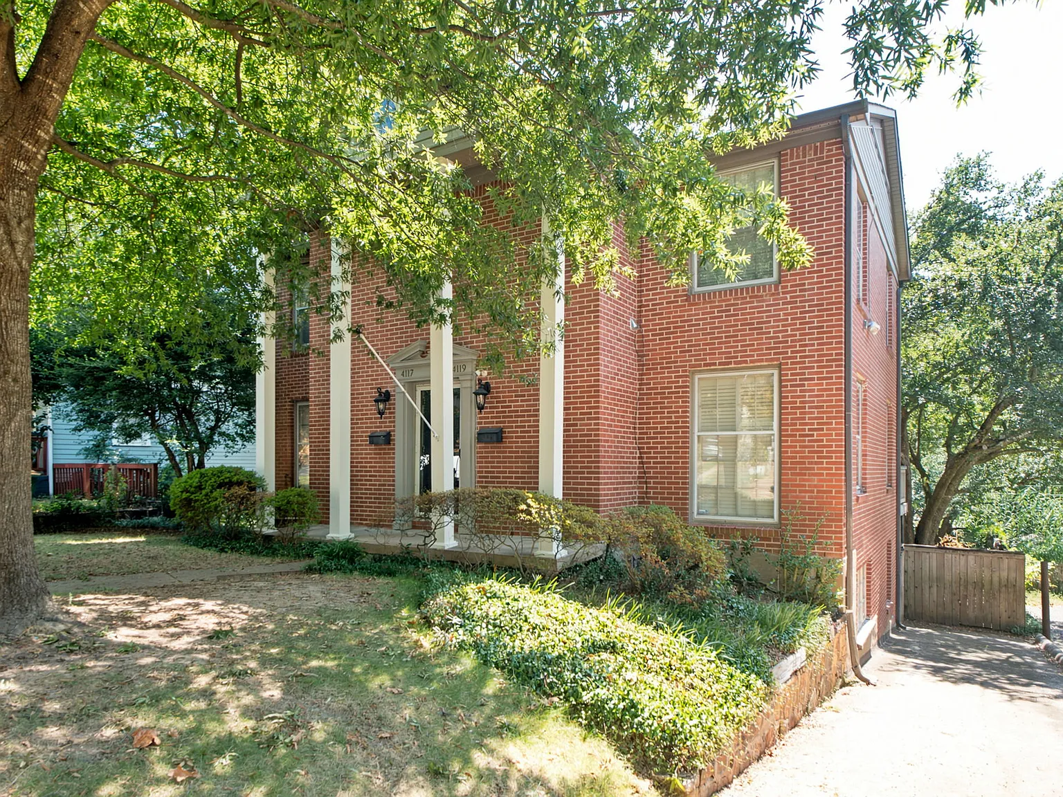 Adorable 2-Bedroom, 1-Bathroom Duplex Home — Photo 2