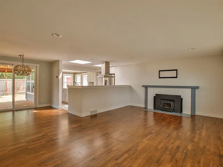 639 NE Otis St — Photo 6