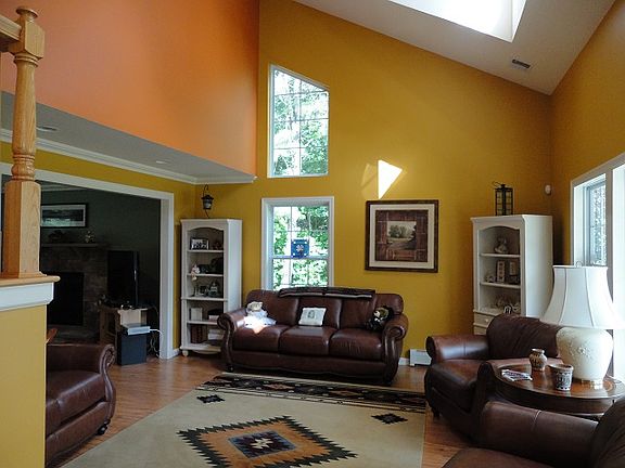 2nd image of 32 Williamsburg Way