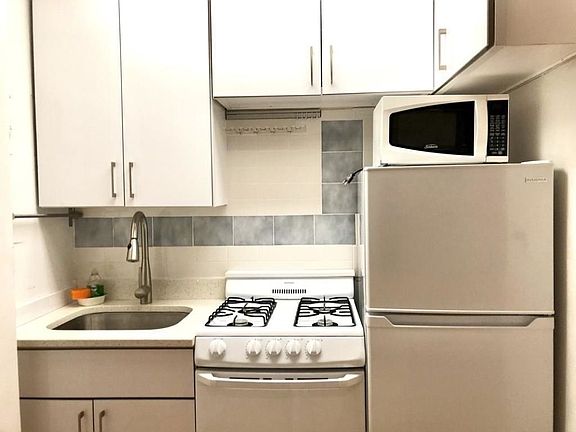 3rd image of 425 E 78th St APT 2D