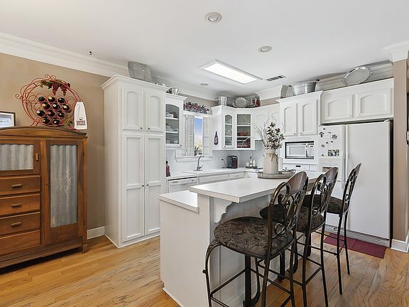 4th image of 3959 Emily Dr