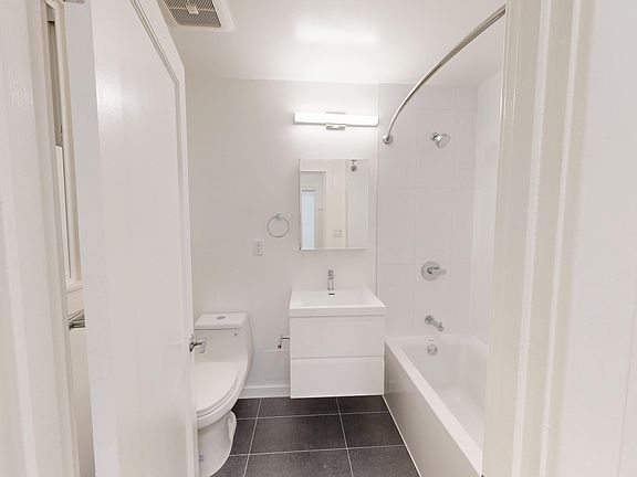 5th image of 2121 Sacramento St APT 502