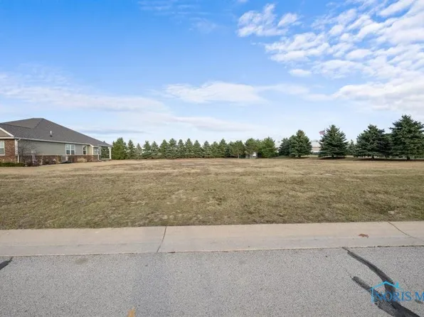 56 Pineview Dr, Oregon, OH 43616