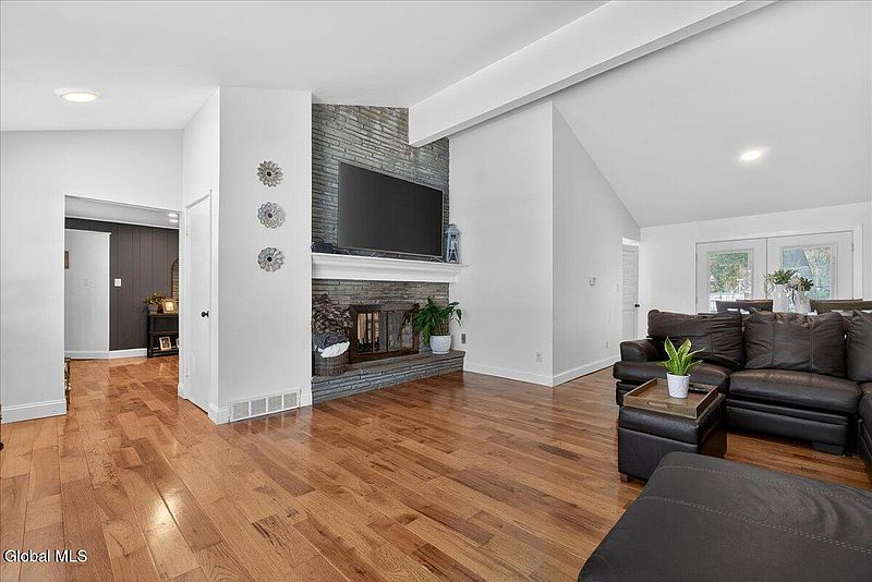 3rd image of 108 Governor Drive