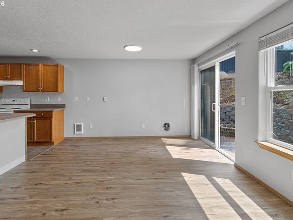 5th image of 39344 Hood St