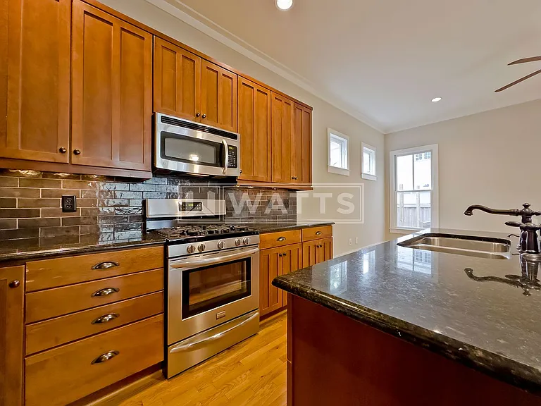 216 Hawthorn St — Photo 9