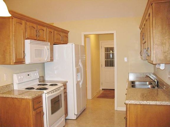 3rd image of 140 Tate Dr