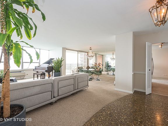 4th image of 940 W Glenlake Ave #23B