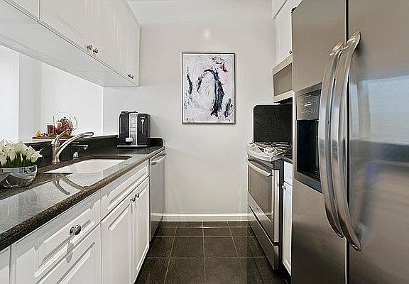 5th image of 240 E 39th St APT 37D