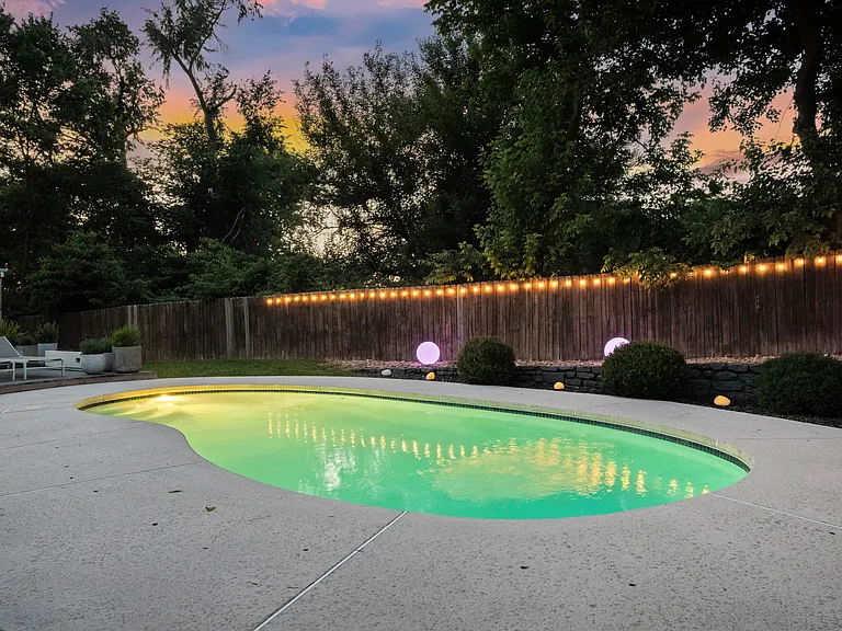 910 NW 8th St — Photo 32