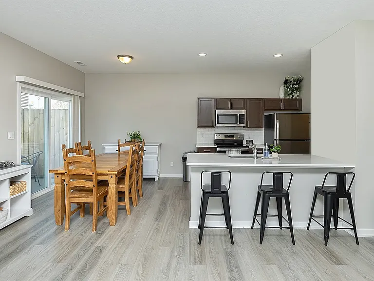 220 Amberwood Dr — Photo 4