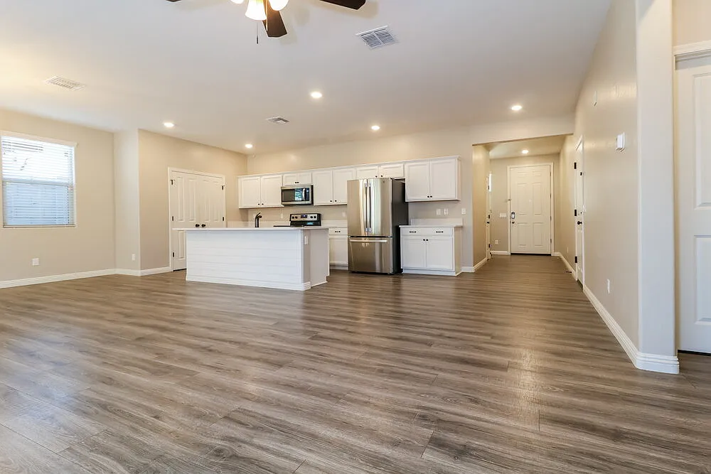 3 bed, 2.0 bath, 1550 sqft, $2,305 — Photo 3